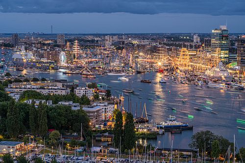 Sail Amsterdam 2025 tijdens het blauwe uur
