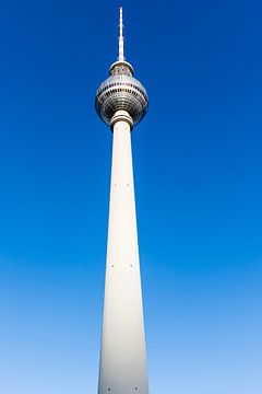 Fernsehturm am Alexanderplatz im Zentrum von Berlin, Deutschland, Europa von WorldWidePhotoWeb