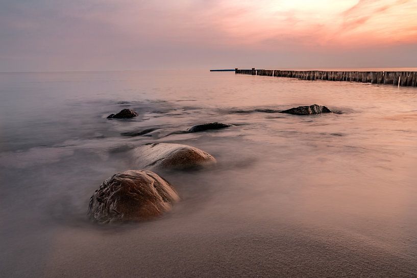 Steine im Meer zum Sonnenaufgang von Marc-Sven Kirsch