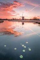 Molen in Spiegeling bij zonsondergang met rustige kleuren