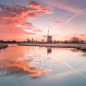 Moulin dans le miroir au coucher du soleil avec des couleurs calmes sur Sven van der Kooi (kooifotografie)