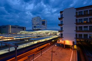 Zicht op Utrecht Centraal Station vanaf de Moreelsebrug van Donker Utrecht