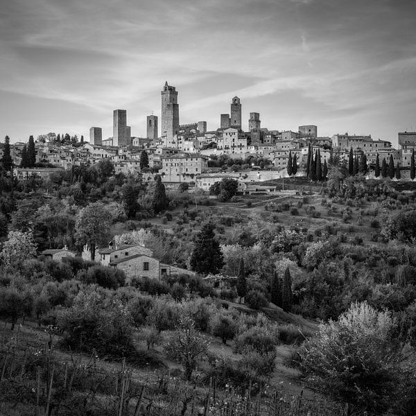 Italien im Quadrat, schwarz-weiß, San Gimignano von Teun Ruijters