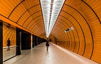 Oranje metro tunnel in Munchen van Werner Lerooy thumbnail