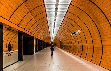 Oranje metro tunnel in Munchen van Werner Lerooy