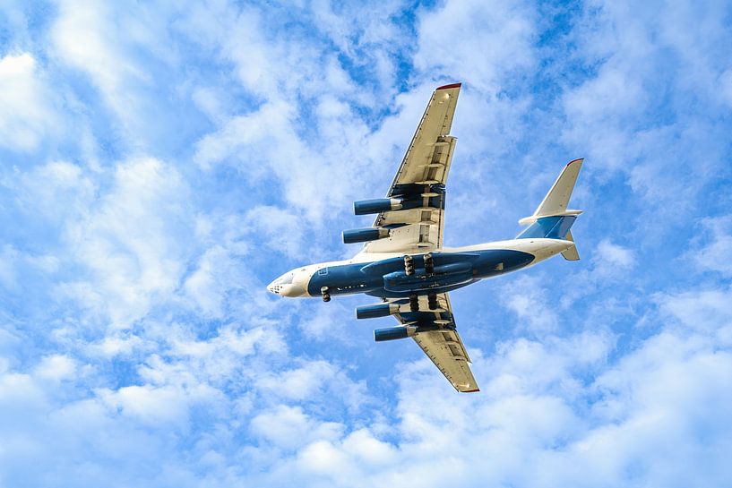 An airplane flying low during landing by Andreas Völkel