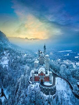 Kasteel Neuschwanstein in Duitsland op een winteravond van Michael Abid