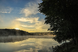Sonnenaufgang bei den Schwackenreuter Seen mit Morgennebel von BlattArt - Christine Horn