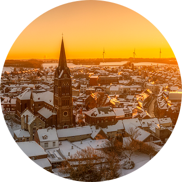 Dronepanorama van Bocholtz onder een dik pak sneeuw