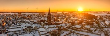 Dronepanorama van Bocholtz onder een dik pak sneeuw