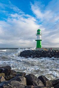 Die Mole an der Ostseeküste in Warnemünde an einem stürmische