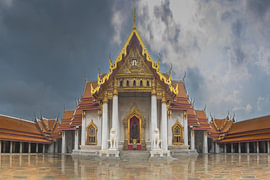 Le temple dans le silence de l'orage qui s'éloigne