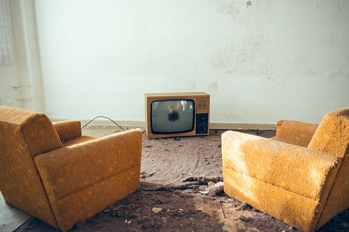 oude sofa stoelen met een buis-tv