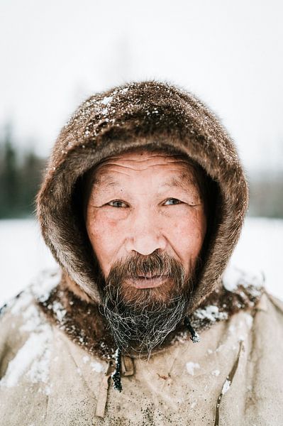 Piotr en Sibérie | Portrait de l'homme dans la neige en hiver par Milene van Arendonk