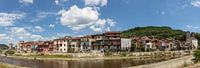 Panorma met huizen langs de rivier in Millesimo, Piemont, Italie van Joost Adriaanse thumbnail