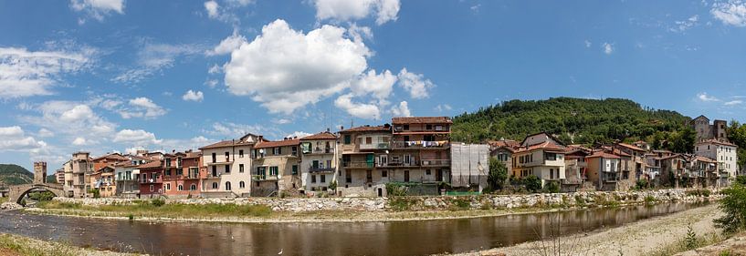 Panorma met huizen langs de rivier in Millesimo, Piemont, Italie van Joost Adriaanse