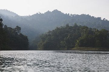 Mystieke Vibe van Cheow Lan Lake: Een Betoverende Ervaring van Ken Tempelers