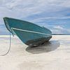 Boot op het witte strand op de Molukken | Indonesië van Photolovers reisfotografie