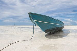 Boot am weißen Strand auf den Molukken | Indonesien von Photolovers reisfotografie