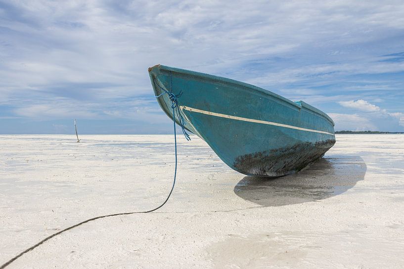 Boot op het witte strand op de Molukken | Indonesië van Photolovers reisfotografie