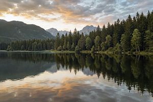 Lac alpin tranquille le soir