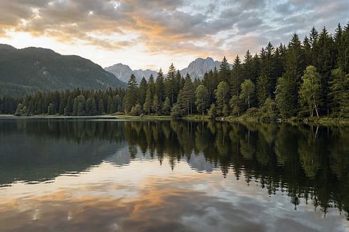 Stiller Alpensee am Abend von Max Steinwald