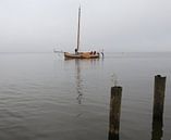Zeilboot in de mist van Pim van der Horst thumbnail