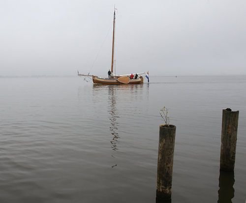 Zeilboot in de mist