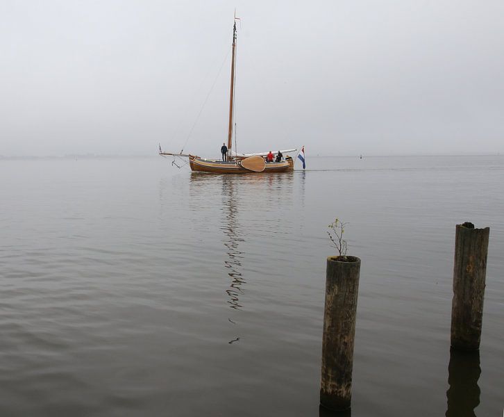Zeilboot in de mist van Pim van der Horst
