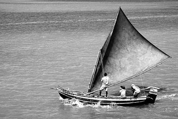 Segelboot Nr. 1 Schwarz & Weiß von Adriano Oliveira