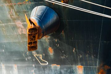 Een verweerde boeg in de haven van scheepskijkerhavenfotografie
