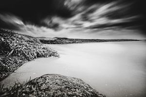 Kontrastierende niederländische Wasserlandschaft