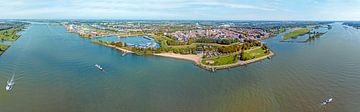 Lucht panorama from het historische stadje Gorinchem aan de rivier de Merwede in Nederland van Eye on You