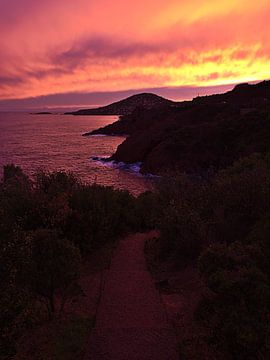 Dramatische zonsondergang aan de Côte d'Azur van Timon Schneider