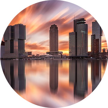 skyline van rotterdam bij zonsopkomst van Ilya Korzelius