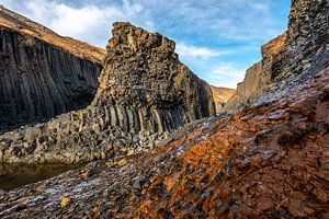 Ein Blick durch die Stuðlagil-Schlucht in Nordisland
