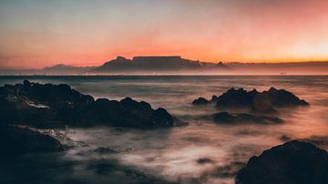 Tafelberg bij zonsondergang, Kaapstad, Zuid-Afrika van Mark Wijsman