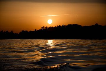 Weerspiegeling van de zonsondergang op het water van Joyce Beukenex