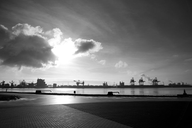 Le soleil à travers les nuages - Ports de Rotterdam par Brenda van der Hoek