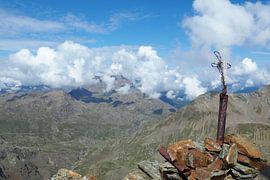 Die Engadiner Berge zeigen eine harmonische Mischung aus alpiner Weite, kristallklaren Seen und sanften Lärchenwäldern. Die Landschaft wirkt lichtdurchflutet, ruhig und zugleich majestätisch – ein Naturparadies im Herzen der Schweiz. von Miriam Schwarzfischer Fotografie