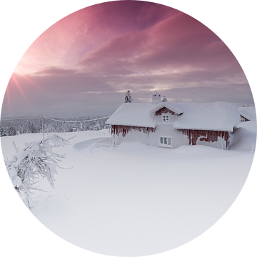 Ondegesneeuwde blokhut in Noorwegen tijdens zonsopkomst van Rob Kints