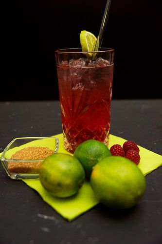 Frambozen ruwe suiker limoen rum cocktail.