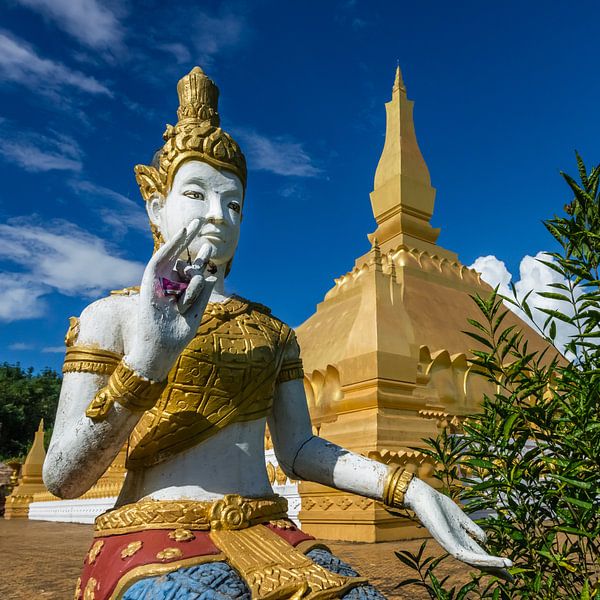 Kleine Stupa met boeddha in Luang Namta, Laos van Theo Molenaar