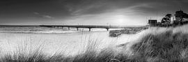 Panorama zonsopgang op het strand van Scharbeutz in zwart-wit  van Manfred Voss, Zwart-Wit Fotografie