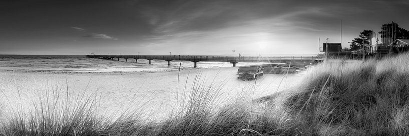 Panorama Sonnenaufgang am Strand von Scharbeutz in schwarzweiss  von Manfred Voss, Schwarz-weiss Fotografie