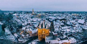 Zwolle Sassenpoort tijdens een koude winterochtend