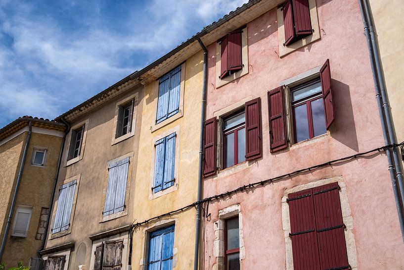 Kleurrijke huisgevels in het zuiden van Frankrijk van Fartifos