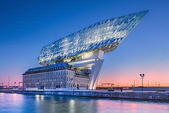 Antwerpse havenhuis (Zaha Hadid) bij dageraad