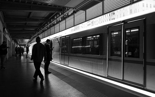 Pilgramgasse station - black and white