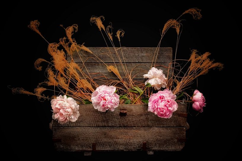 Rustikale Romantik VIII - Bauernrosen in einer Vintage Truhe von Marlika Art